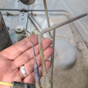 RTU for dining room was not cooling due lost charge. Fpund and repaired leak at the low pressure vontrol capillary tube. Adde...