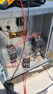 Walkin doesnt run when the contactor fails. Replaced and the chicken is chillin.